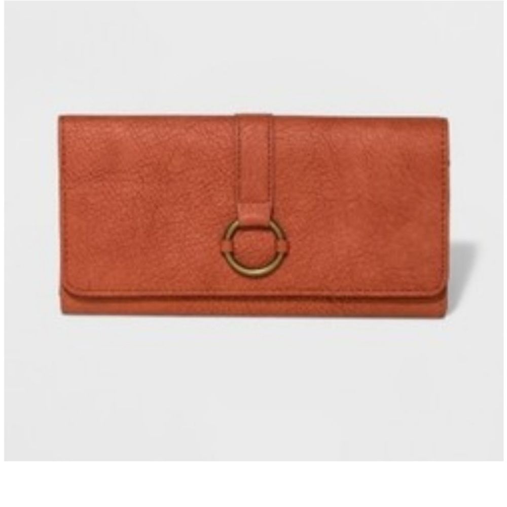 woman Harper  tried fold wallet